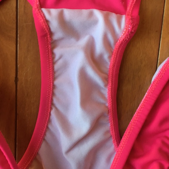 Venus hot pink bikini. - Picture 2 of 6